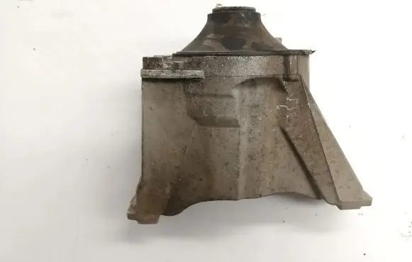 Honda CR-V Engine mount bracket