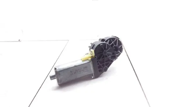 Volkswagen PASSAT B6 Seat adjustment motor 0390203224 82141806