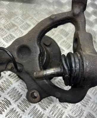 Chrysler 300 - 300C Front wheel hub 04782703