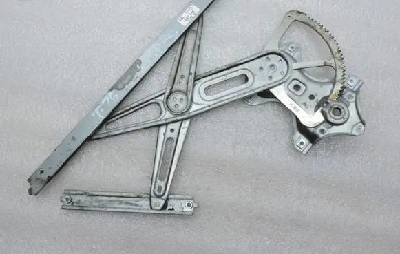 Toyota Yaris Front door window regulator motor