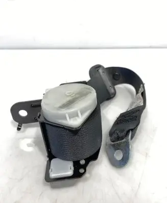 Toyota Auris E180 Middle seatbelt (rear) G0659