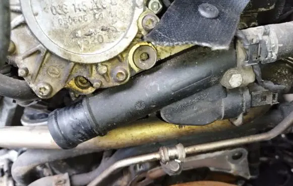 Volkswagen PASSAT B6 Engine coolant pipe/hose