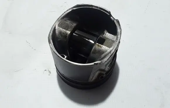 Renault Alaskan Piston with connecting rod 120A14489R