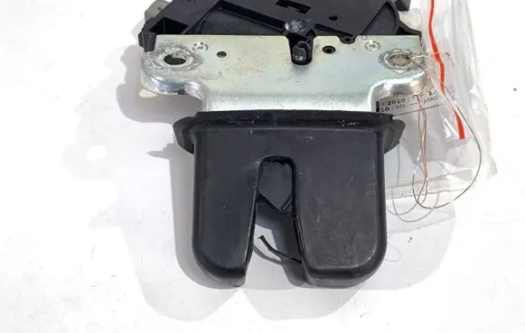 Volkswagen PASSAT B6 Tailgate exterior lock 4F5827505D