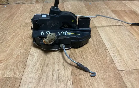 Opel Insignia A Front door lock 3023881