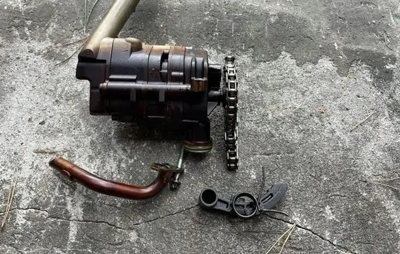 Mercedes-Benz S W221 Oil pump R1371810201