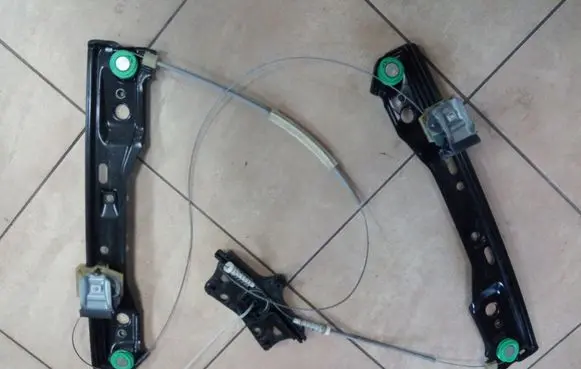 Mercedes-Benz A W176 Front door window regulator with motor NE56072
