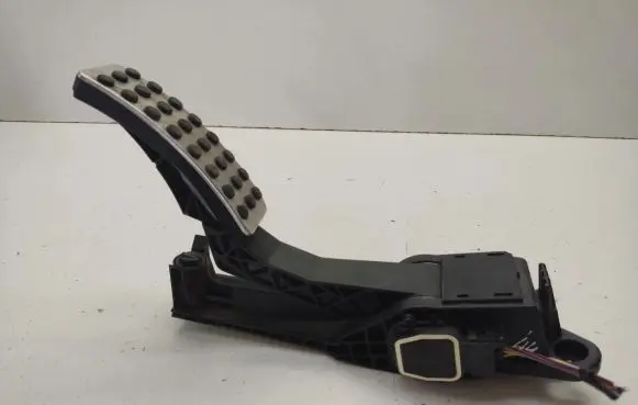 Mercedes-Benz ML W164 Accelerator throttle pedal A1643000104