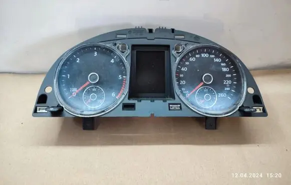 Volkswagen PASSAT B7 Speedometer (instrument cluster) 3AA920870D