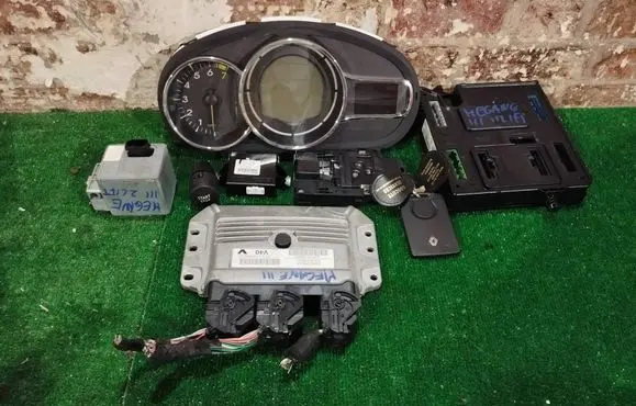 Renault Megane III Engine ECU kit and lock set 237101353R 237104856R
