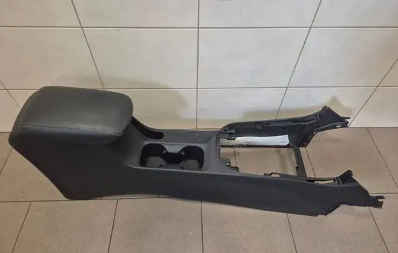 Hyundai i30 Center console 84611G4000