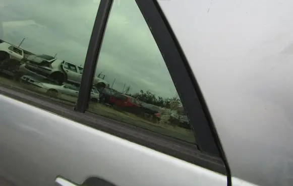 Cadillac SRX Rear side window 