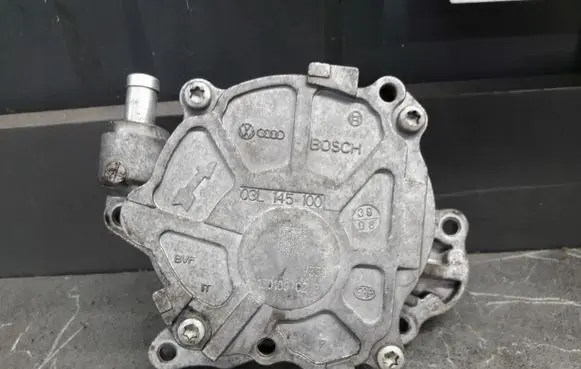 Volkswagen PASSAT B7 Vacuum pump