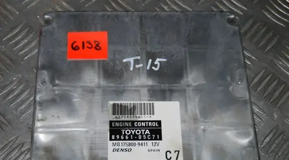 Toyota Avensis T250 Engine control unit/module 8966105C71
