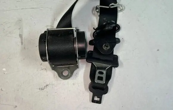 Middle seatbelt (rear)