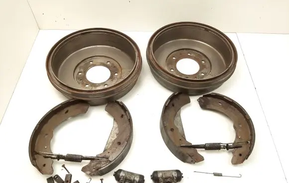 Mitsubishi L200 Drum brake (rear) 