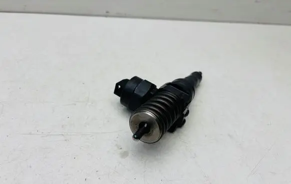 Volkswagen PASSAT B5.5 Fuel injector 038130073J