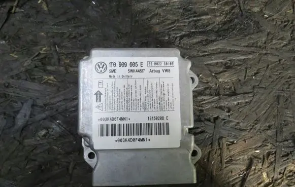 Volkswagen PASSAT B7 Airbag control unit/module 1T0909605