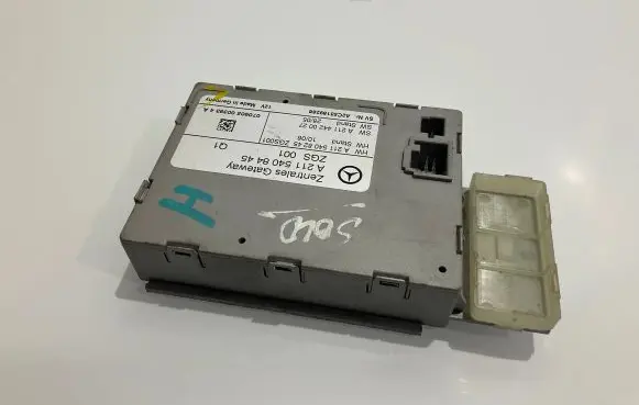 Mercedes-Benz E W211 Gateway control module A2115408245 A2114420027 A2115408445