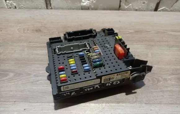 Volvo V70 Fuse module 12217799 8676391