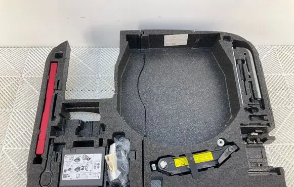 Audi TT TTS Mk2 Tool set 8J0864501F 8J0864501K