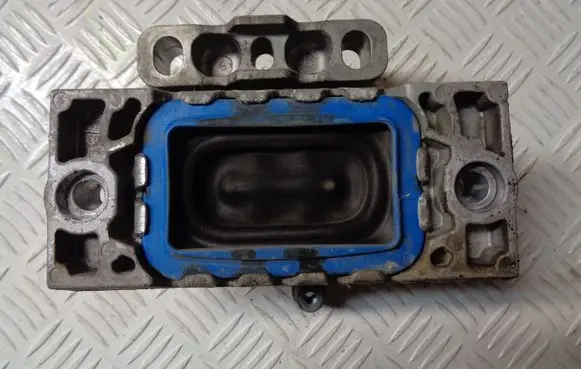 Skoda Octavia Mk2 (1Z) Engine mount bracket 1K0199262