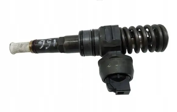 Volkswagen Golf V Fuel injector 038130073AG