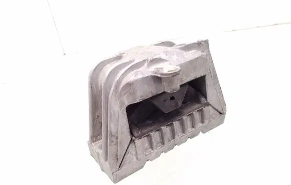 Engine mount bracket