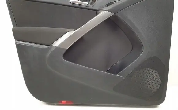 Volkswagen Tiguan Front door card panel trim