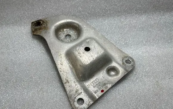 Engine mounting bracket
