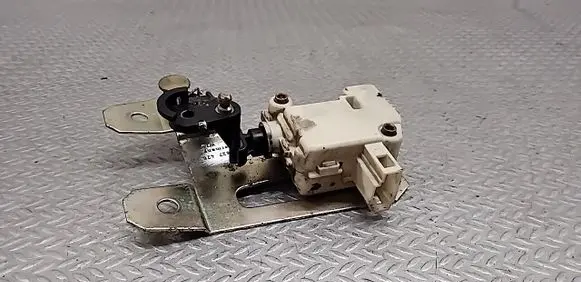 Volkswagen Golf IV Tailgate boot lock/latch motor 1J9827425D