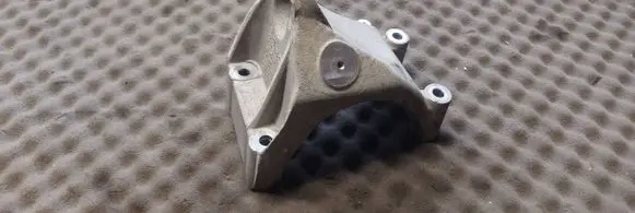Volkswagen Touareg I Engine mounting bracket 07Z199307B