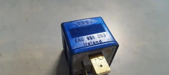 Volkswagen PASSAT B5.5 Other relay 8A0951253 899587
