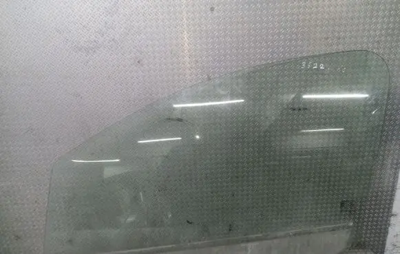 Suzuki Alto Front door window glass four-door
