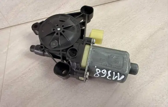 Volkswagen Touran III Front door window regulator motor 5Q0959801B