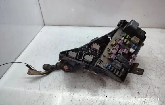 Subaru Legacy Fuse module MB100200B