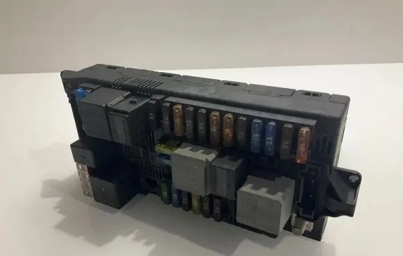 Mercedes-Benz E W211 Fuse module 2115457301 A2115457301