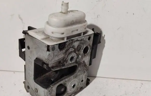 Audi A4 S4 B5 8D Front door lock 4D1837016A