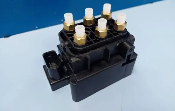 Volkswagen Touareg I Air suspension valve block 7L0698014 7P0698014