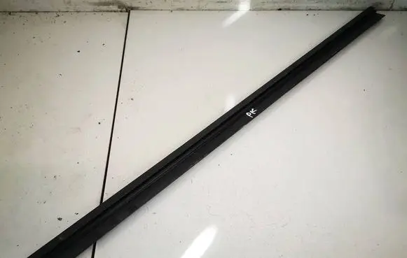 Skoda Octavia Mk2 (1Z) Front door glass trim molding 1z0837479a