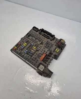 Volvo XC70 Fuse module 30728512 05W484 28017881