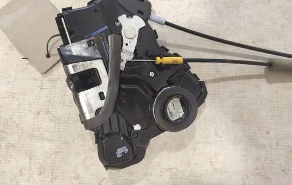 Toyota Sienna XL30 III Front door lock 2C15D286MA 2C20D287MB