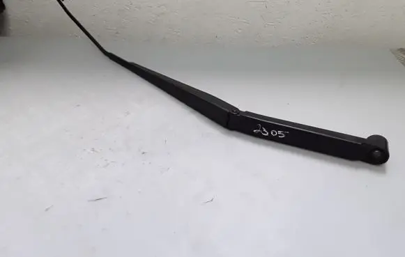 Nissan Leaf I (ZE0) Front wiper blade arm C224B3LA
