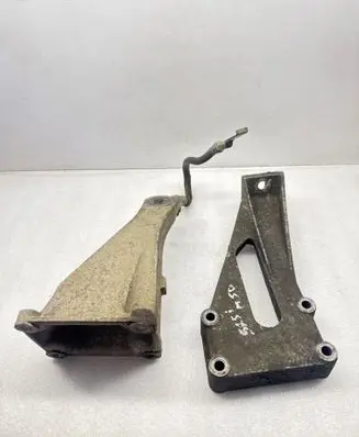 Engine mounting bracket