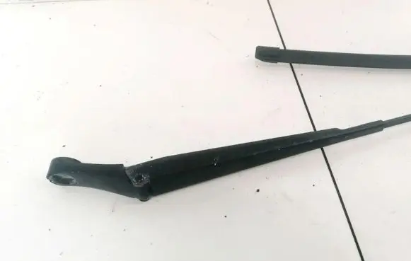 Opel Zafira B Front wiper blade arm 13145563