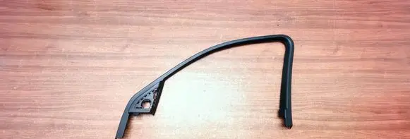 Audi Q5 SQ5 Front door window/glass frame 8R0867610