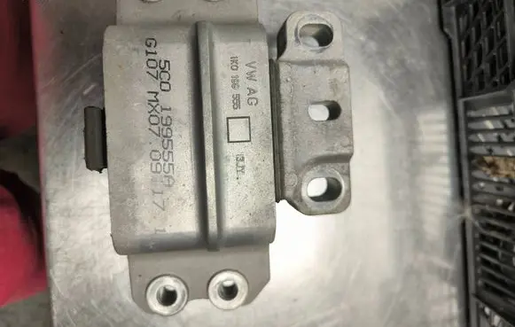 Volkswagen Jetta VI Engine mount bracket 1K0199555