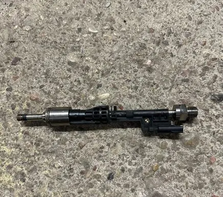 BMW 5 GT F07 Fuel injector 7597870