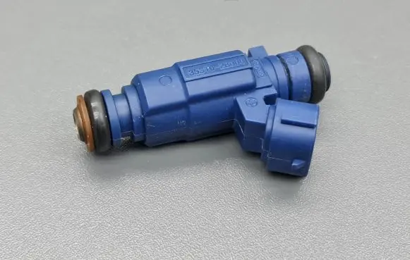 Hyundai i30 Fuel injector 353102B000