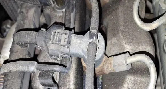 KIA Cerato Fuel injector 0445110223 338002A100